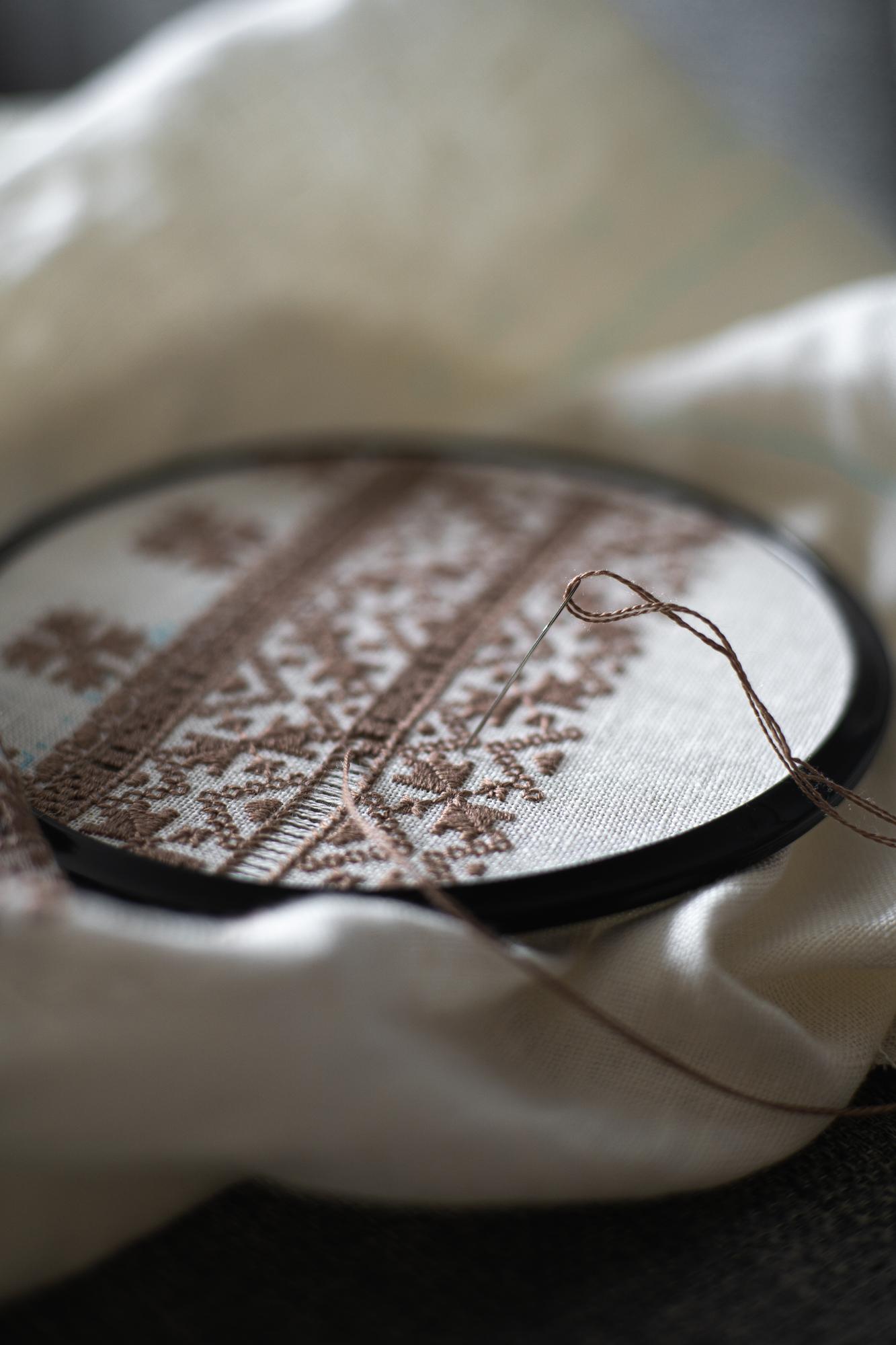 Rankų siuvinėtas audinys su detalėmis